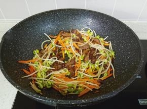 加入炒好的牛肉丝。