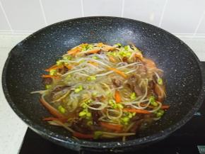 最后加入粉丝，放一点点热水。