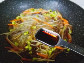 加上生抽与盐调味。