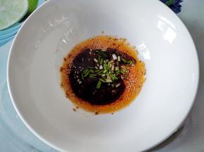 面碗里加入辣椒油、芝麻油、生抽和醋，根据自己口味调配。