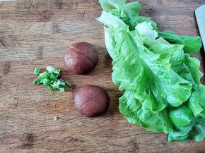 生菜洗干净，新鲜香菇洗干净，去菌脚，表面划几刀，或者切块切片都随意。开始烧水。