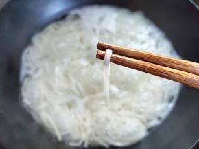 面条下锅，煮至用筷子能轻松夹断就好了。
