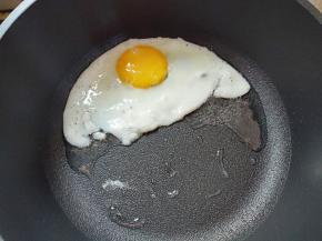 煮面的同时，另一个锅煎蛋。喜欢煎蛋两面焦的，就将蛋翻一个面，喜欢吃嫩一点的，可以先煎一面，然后盖上焖熟。如果没有两个灶，先煎蛋再煮面。