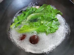 面条捞起后，先下香菇煮两分钟，然后下生菜烫软捞起。