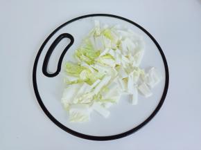 白菜先竖着切成条再切小段。