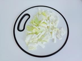 白菜先竖着切成条再切小段。