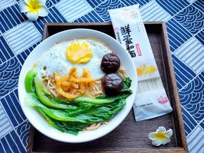 将煎蛋、香菇和生菜码在面上，再加一点萝卜干或榨菜丝，OK了。
