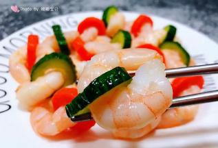 虾仁入口鲜嫩爽口混搭着黄瓜和胡萝卜的清新别有一番滋味