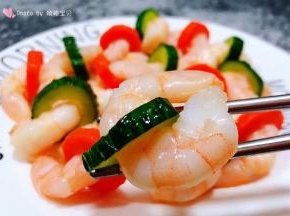 虾仁入口鲜嫩爽口混搭着黄瓜和胡萝卜的清新别有一番滋味