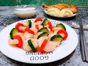 搭配小馒头、烤鸡翅、鲜牛奶一起吃超级完美