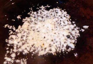 锅中倒入底油加热放入蒜粒爆香