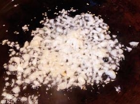 锅中倒入底油加热放入蒜粒爆香