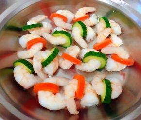 焯好水的虾仁立即放入冷水中过凉