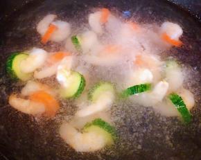 锅中烧开水放入虾仁焯水断生切记时间不宜过长