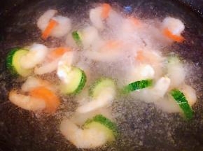 锅中烧开水放入虾仁焯水断生切记时间不宜过长