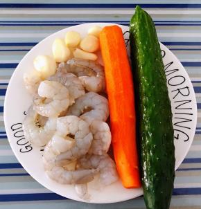 准备原材料新鲜的海虾去头去皮洗净、黄瓜、胡萝卜、蒜