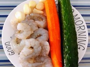 准备原材料新鲜的海虾去头去皮洗净、黄瓜、胡萝卜、蒜