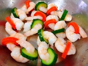 处理好的虾仁沥干水份备用