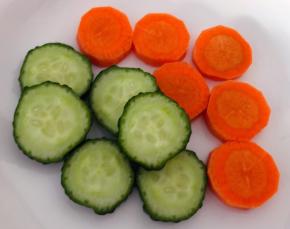 黄瓜和胡萝卜切成小于一厘米宽的片状