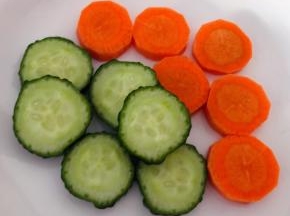 黄瓜和胡萝卜切成小于一厘米宽的片状