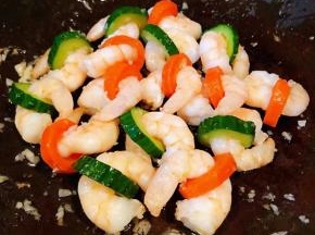 炒至虾仁完全入味即可出锅享用