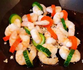 放入虾仁同时放入盐和味精轻轻翻炒