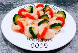 美味诱人的虾仁装入盘中就大功告成了