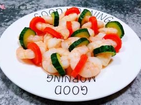美味诱人的虾仁装入盘中就大功告成了
