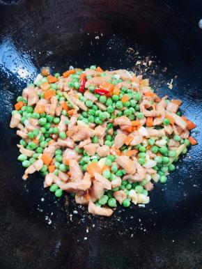 起锅前放入适量的鸡精调味即可！