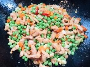 起锅前放入适量的鸡精调味即可！