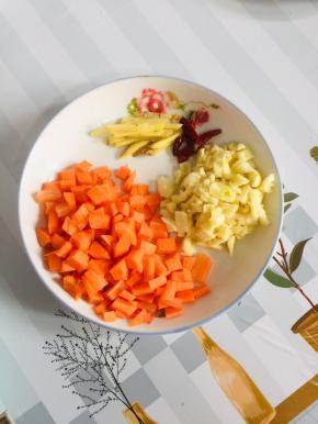 蒜瓣拍碎切成小丁，胡萝卜切成丁，生姜切成丝，干辣椒切段备用！