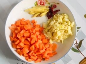 蒜瓣拍碎切成小丁，胡萝卜切成丁，生姜切成丝，干辣椒切段备用！