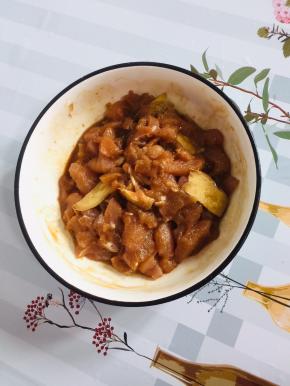 鸡胸肉洗净切成小丁，放入料酒，生抽，玉米淀粉，胡椒粉，生姜，油抓拌均匀，腌制20分钟左右！