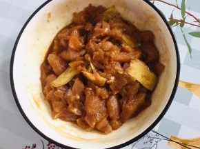 鸡胸肉洗净切成小丁，放入料酒，生抽，玉米淀粉，胡椒粉，生姜，油抓拌均匀，腌制20分钟左右！