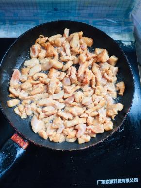 起锅烧油，放入腌好的鸡胸肉，炒至变色后盛出来备用！