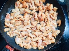 起锅烧油，放入腌好的鸡胸肉，炒至变色后盛出来备用！