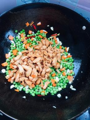 放入鸡胸肉翻炒均匀！