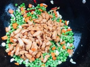 放入鸡胸肉翻炒均匀！