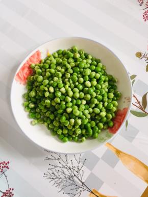 青豆提前拿出来解冻，清洗干净后，沥干水分备用！