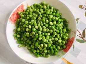 青豆提前拿出来解冻，清洗干净后，沥干水分备用！