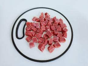 把牛肉均匀切块，大小适中，方便入味！