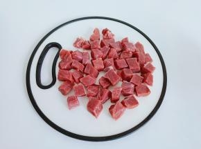 把牛肉均匀切块，大小适中，方便入味！
