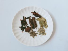 准备家里有的香料。