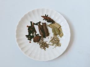 准备家里有的香料。