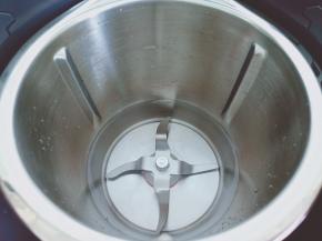 米博烹饪机主锅中加入600克的清水。