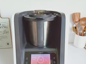 盖上锅盖和量杯，设置八分钟进行焯水。