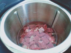 加入切好的牛肉块。