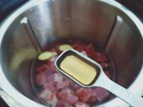 加上两勺料酒去腥。