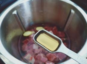 加上两勺料酒去腥。