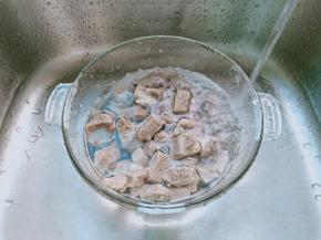 焯好的牛肉块倒出清洗干净。